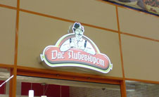 Лайтбокс в форме логотипа для сети ресторанов быстрого питания